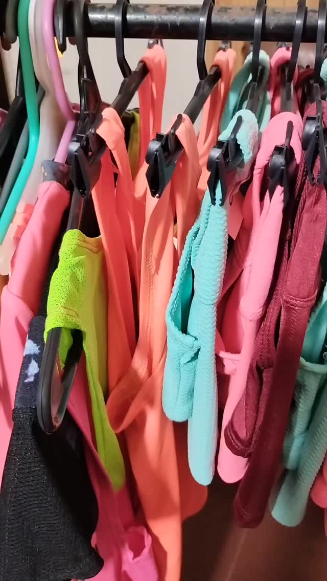 Prendas de entrenamiento en distintos colores confeccionadas por ROZE